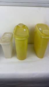 lot 14 image: Plastic Tupperware Food Storage Containers with Lids