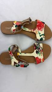 lot 109 image: Sandals Floral Print Size 8 Womens