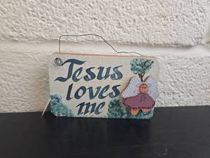 lot 128 image: Jesus Loves Me Wooden Wall Hanging Sign with Wire Hanger