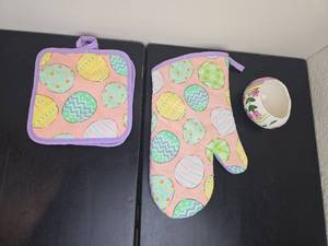 lot 143 image: Easter Egg Oven Mitt Pot Holder and Ceramic Dish Set 3-Piece