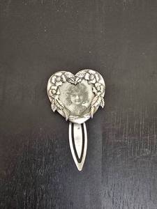 lot 147 image: Heart-Shaped Cherub Cameo Brooch with Floral Surround and Elongated Pin