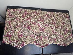 lot 150 image: Pair Decorative Window Valances Paisley Striped Fabric REVERSIBLE, BOTH 4FT LONG, 12 TO 15INCH SCALLOP