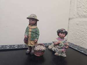lot 160 image: 2 Sarahs Attic Figurines with Floral Baskets and Wooden Tag
