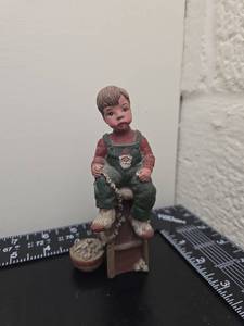 lot 165 image: Sarahs Attics #340 Limited Edition Christmas 1994 Figurine