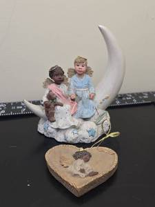 lot 170 image: Sarahs Attic figurine Ornament Two Angels on Moon with Heart Base