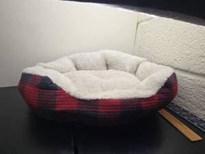 lot 176 image: Vibrant Life Pet Bed Red Black Plaid REG. NO. 97168