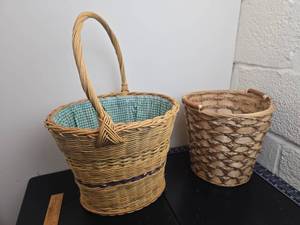 lot 192 image: 2 Woven Baskets with Handles, One with Gingham Liner