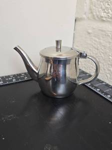 lot 207 image: Small Teapot with Lid and Handle