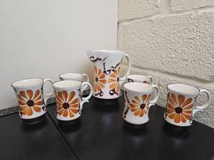 lot 217 image: 7-Piece Ceramic Pitcher and Mug Set Orange Daisy Flower Design