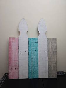 lot 223 image: Wooden Picket Fence Section with Finial Tops, 5 Boards, Multicolor