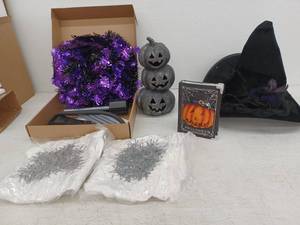 lot 10388 image: Halloween Decoration Lot