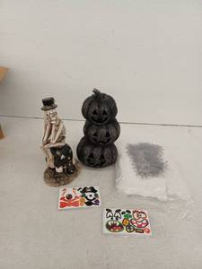 lot 10424 image: Halloween Decor Bundle