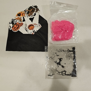 lot 2376 image: Small lot of Halloween goodies