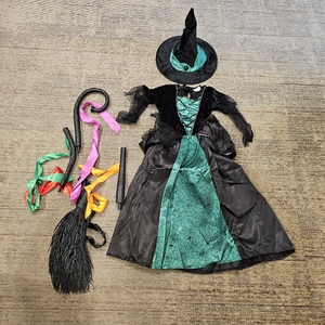 lot 2677 image: Light Up Halloween Girls Witch Costume, Toddler Witch Dress Set with Hat and Broom, Kids Costumes for Halloween Party Medium