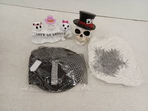 lot 10573 image: Halloween Decor Lot