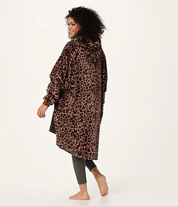 lot 4196 image: The Comfy Dream Lite Oversized Wearable Blanket green camo