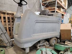lot 19458 image: Advance HR 2800 Rider Floor Scrubber