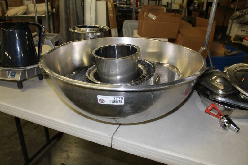 lot 1770 image: Misc Bowls and Pots