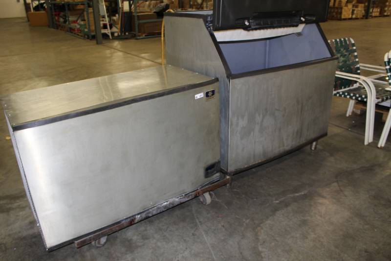 lot 1729 image: Manitowoc Ice Makers 1D1803W 48 Indigo Full Cube Ice Machine Head - 1850-lb24-hr with Bin