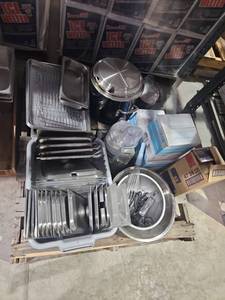 lot 7808 image: Assorted Restaurant Food Service Equipment Bundle