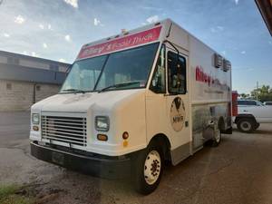 lot 502 image: 2012 Workhorse Food Truck w Serving Window & Prep Equipment