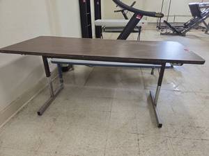 lot 1013 image: 6 ft. Adjustable Height Table