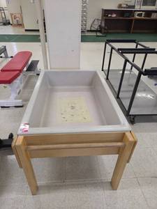 lot 1072 image: Kaplan SandWater Table w White Basin