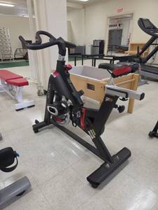 lot 1073 image: Matrix Indoor Cycling Exercise Bike w Adjustable Seat