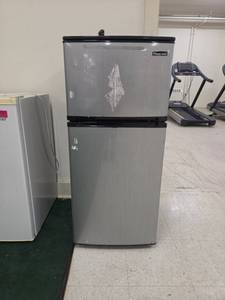 lot 1076 image: Magic Chef Top-Freezer Refrigerator, Black