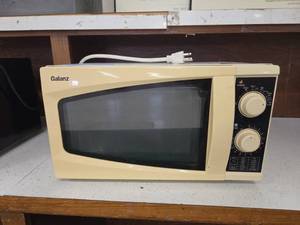 lot 1083 image: Galanz Microwave Oven with Rotary Controls