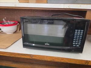 lot 1084 image: Rival 900-Watt Microwave Oven