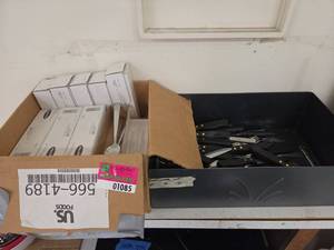 lot 1085 image: Lot of Kitchen Knives and Spoons