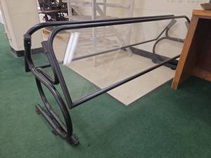 lot 1087 image: 6ft Black Metal Sneeze Guard