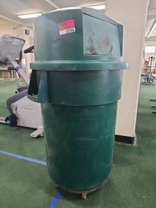 lot 22105 image: Rubbermaid Brute Round Trash Can w Lid & Wheels