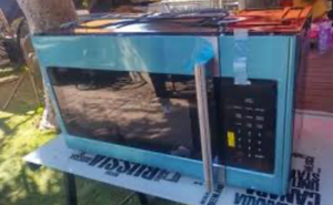lot 43742 image: Vissani 1.7 cu. ft. 1000-Watt Over-the-Range Microwave