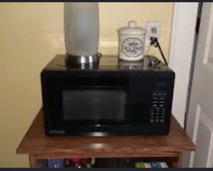 lot 44156 image: Black Countertop Microwave Oven