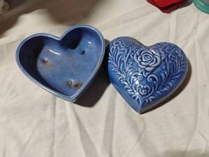 lot 34732 image: Vintage Blue heart-shaped ceramic jewelry holder
