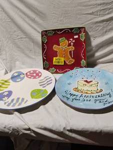 lot 34751 image: Three decorative holiday plattersplates