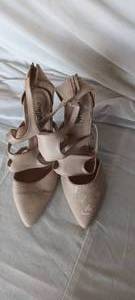 lot 34679 image: Womens tan heels size 7