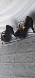 lot 34683 image: Size 7 Womens Black suede pumps size