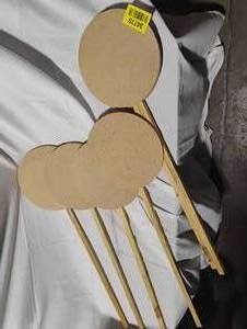 lot 34770 image: Wooden craft signs, great for family craft night