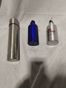 lot 34782 image: Set of 3 Stainless steel drinking cups with lids