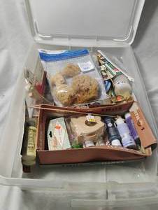 lot 34975 image: Bundle of arts and craft supplies, paint sponge, watercolor supplies and paint brushes