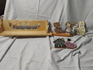 lot 34982 image: Variety of home decor items, light wooden wall hanging shelf, 3 decorative wall signs