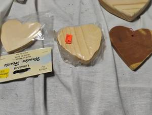 lot 35011 image: Bundle of heart-shaped arts and crafts woodenchalk blanks ready to paint or craft