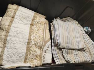 lot 35014 image: Bundle of blankets and matching sheet set, along with a Christmas throw blanket