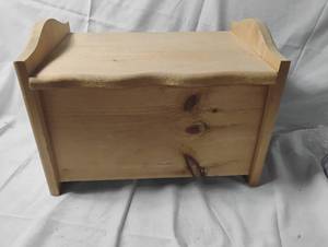 lot 34974 image: Decorative light-toned wooden storage container with hinged lid