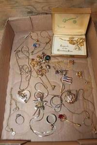 lot 4384 image: Flat of Jewelry