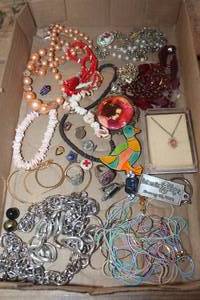 lot 4387 image: Misc. Jewelry