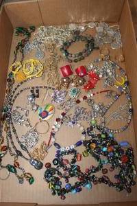 lot 4389 image: Misc. Jewelry